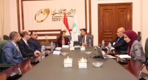 رئيس البريد المصري خلال الاجتماع مع مفوضة الاتحاد الأفريقي للبنية التحتية